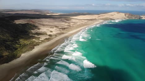 vista panorámica de la playa de werahi en el cabo reinga, volando de derecha a izquierda