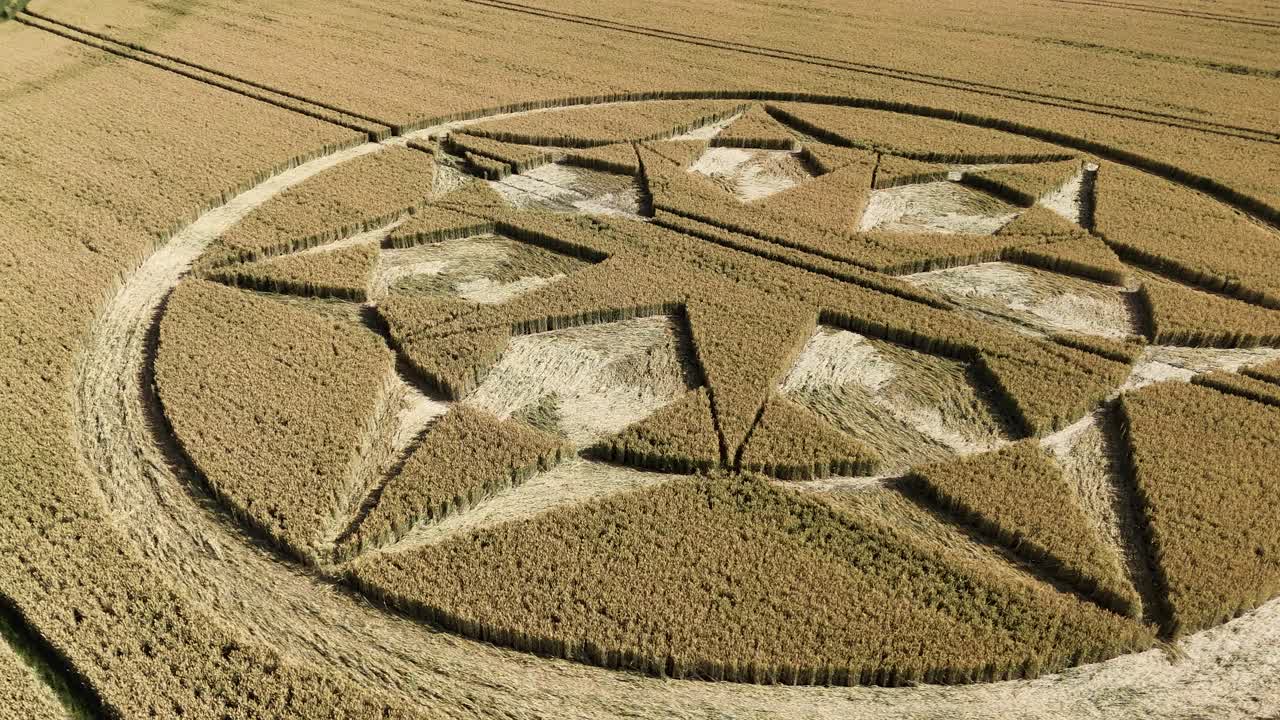 formación de cultivos en marten, wiltshire, reino unido - toma aérea de un dron