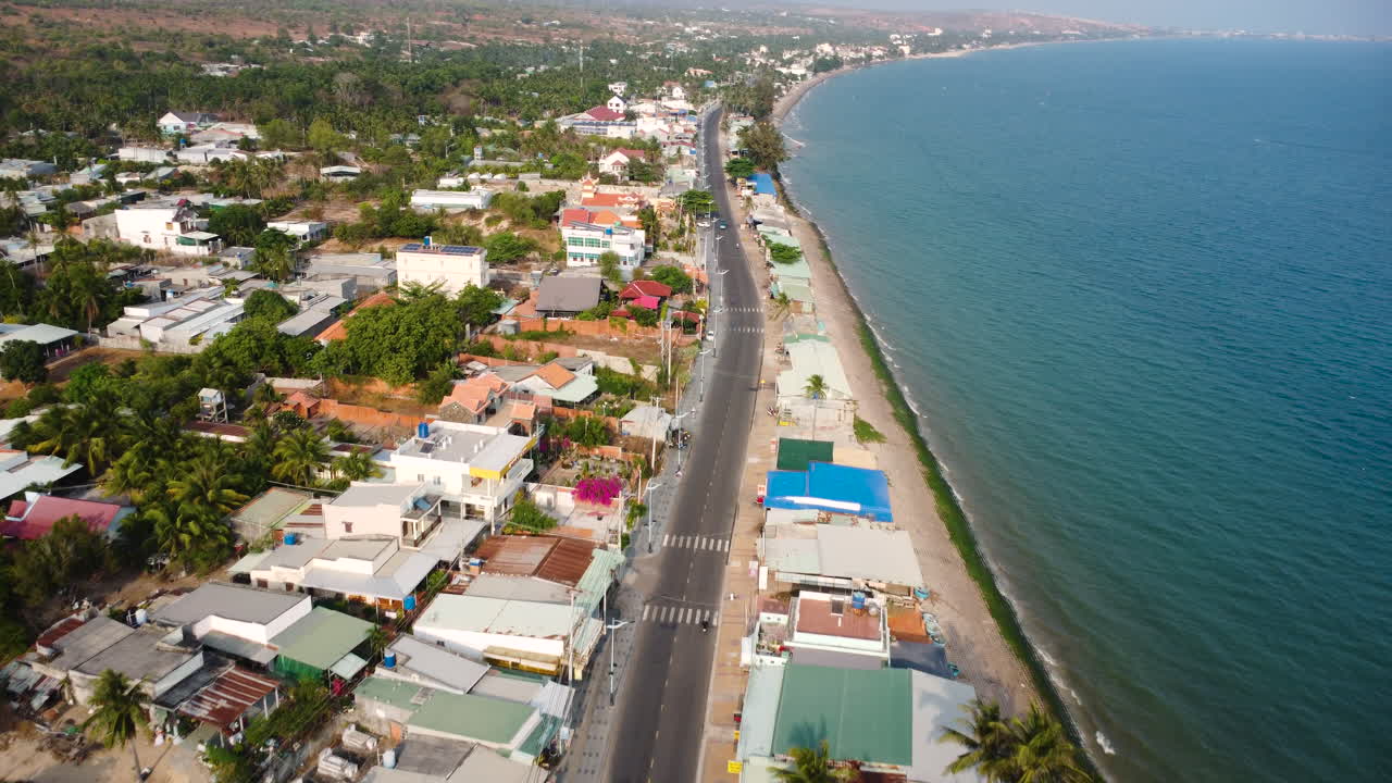 carretera costera a lo largo de la ciudad costera con vistas panorámicas al mar en calma en ham tien, vietnam