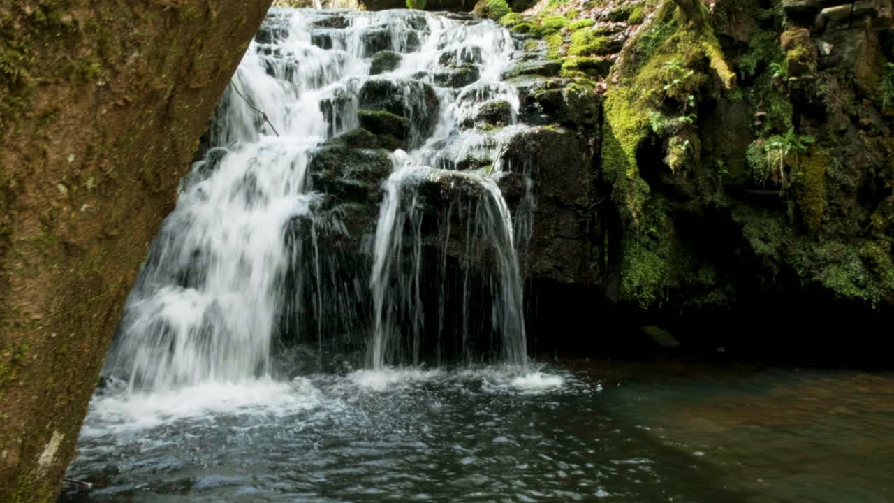 Wasserfall im Wald, 4K-Slider-Aufnahme