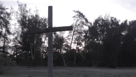 Zeitraffer-Des-Sonnenaufgangs-Am-Holzkreuz-Im-Tal---Hineinschieben