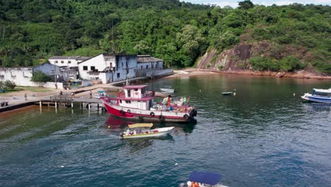 Labores-Cargando-Basura-En-Un-Bote-De-Basura-Anclado-En-La-Isla-De-Ilha-Grande,-Río-De-Janeiro,-Brasil