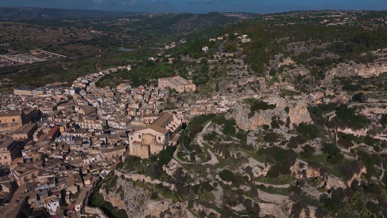Scicli, villaggio di montagna con vecchia chiesa e cattedrale in Sicilia.