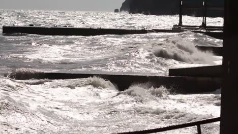 olas altas en la costa