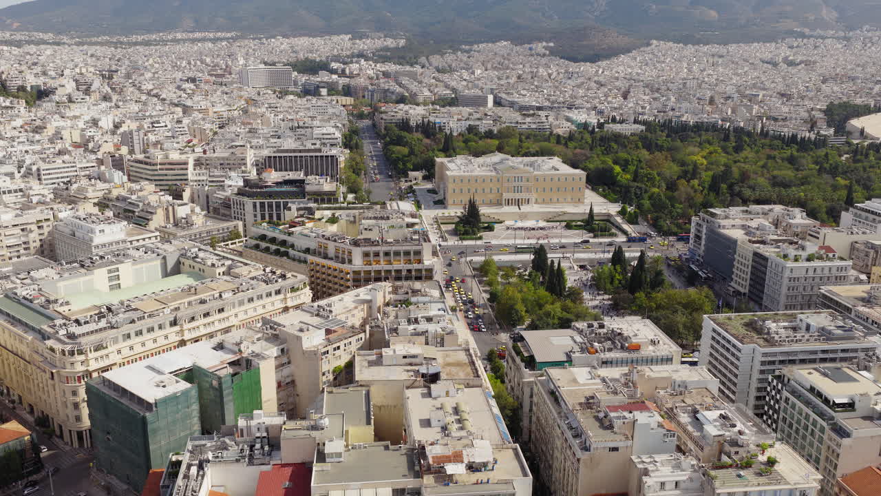 Lapangan Syntagma dan Parlemen Hellenic, landmark ibu kota Athena, Yunani, diambil dengan drone dari udara.