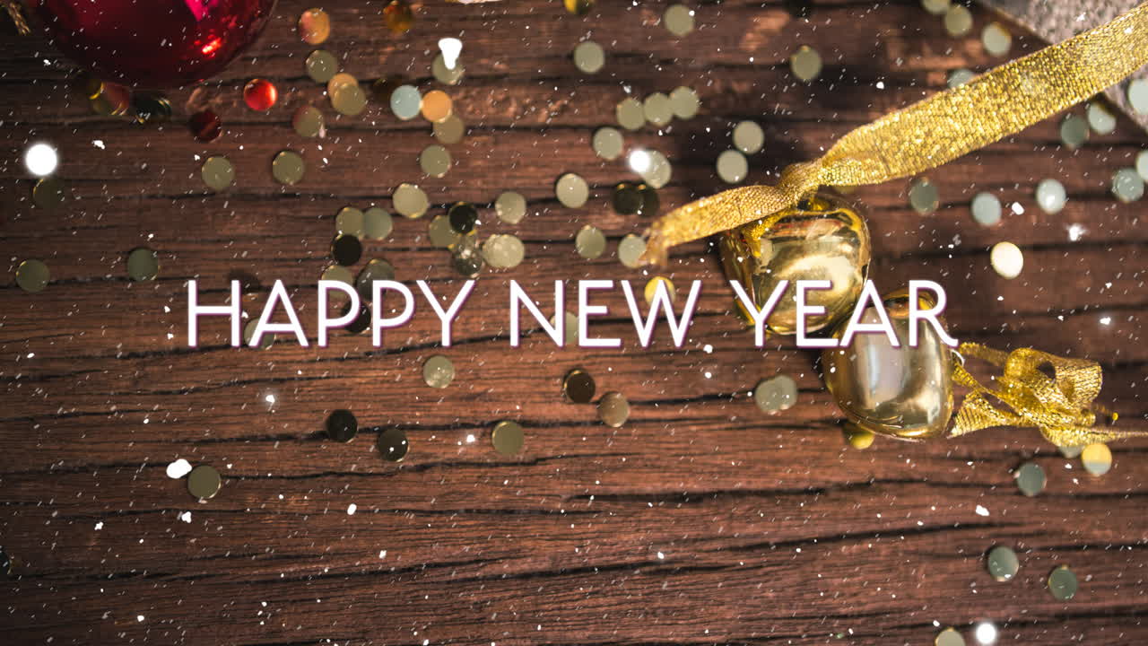 Animación de texto de feliz año nuevo sobre nieve cayendo y decoraciones navideñas