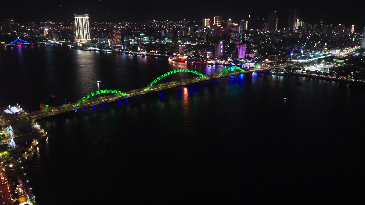 Vietnam, Da Nang'daki Nehir Üzerinde Gece Aydınlatılmış Ejderha Köprüsü'nün Havadan Görünümü.