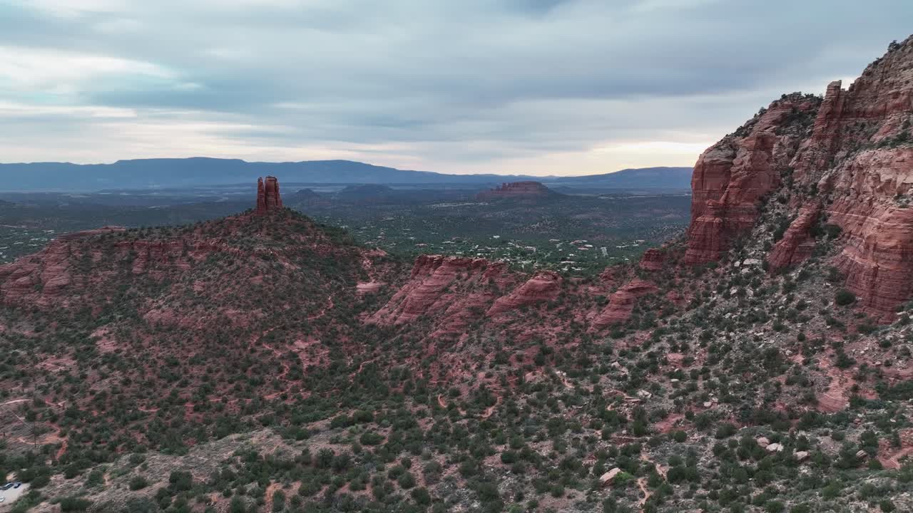 Nasjonalpark med røde sedimentære fjell i Sedona, Arizona