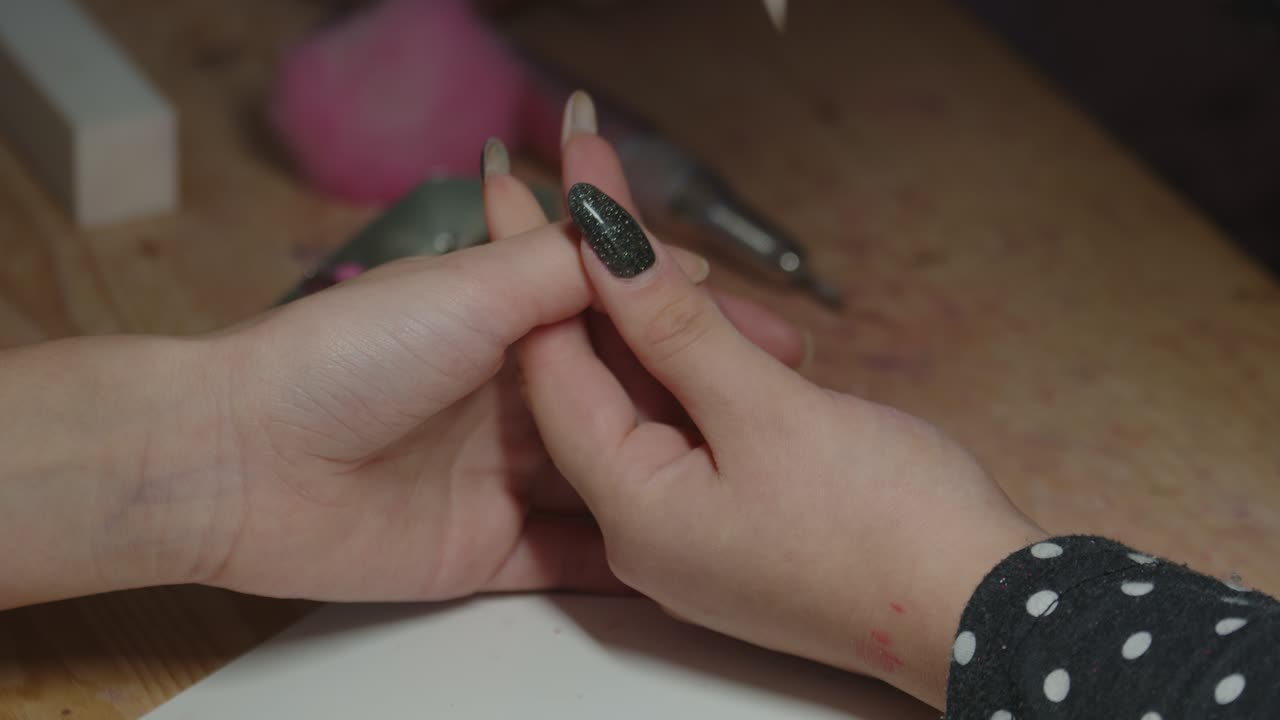 manicurista caucásica que usa lima de uñas para dar forma a las uñas antes, de cerca
