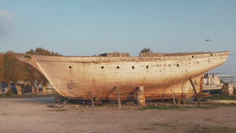 Amplia-Toma-De-Mano-Del-Velero-Tradicional-Construido-En-Carvel