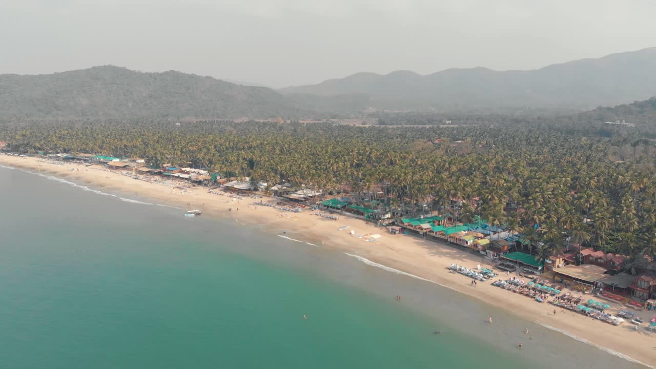 playa paradisíaca de palolem, tramo de arena blanca en la bahía de aguas tranquilas, goa, sur de la india