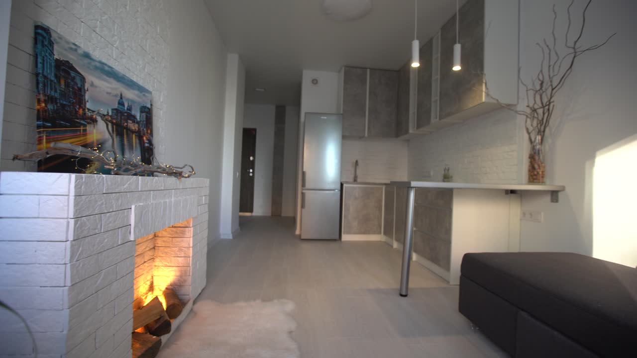 diseño interior de apartamento estudio de estilo loft moderno minimalista de color gris oscuro. cocina, sala de estar, lugar de trabajo