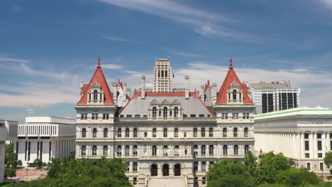 New-York-State-Capitol-Building-In-Albany,-New-York-Mit-Drohnenvideo-Aus-Nächster-Nähe,-Das-Sich-Nach-Oben-Bewegt