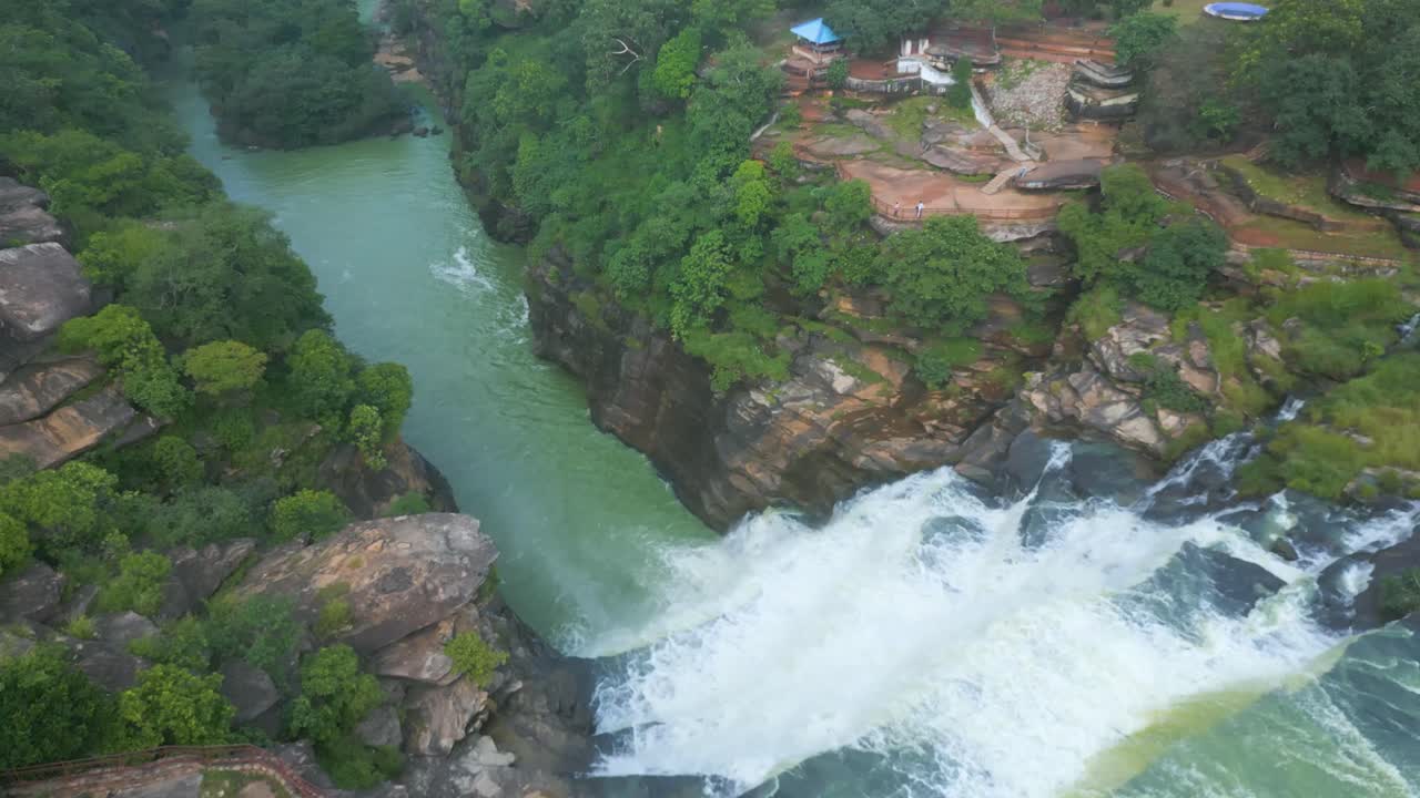 cascada rajdari devdari y la presa latif shah y el lago chandraprabha vista aérea