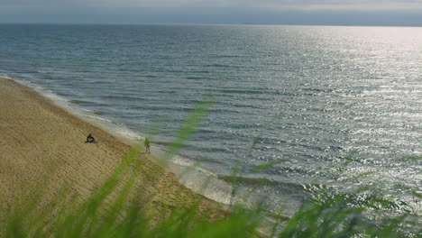 Menschen-Genießen-Den-Meeresstrand-Im-Freien.-Wellen-Krachen-Auf-Sanduferhintergrund.