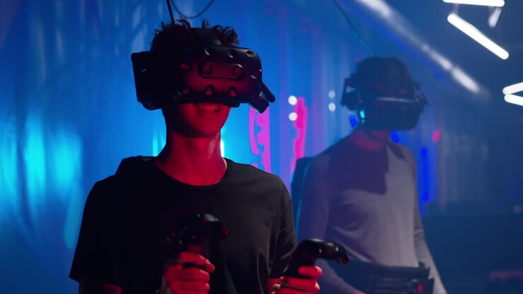 Ragazzi che giocano con un visore per realtà virtuale in uno studio