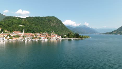 Vista-Panorámica-Del-Pueblo-De-Pella-A-Orillas-Del-Lago-Orta-En-La-Región-De-Piamonte,-Italia.