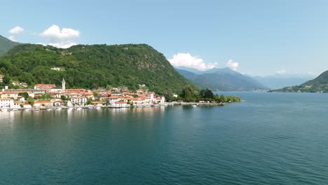 vista panorámica de la aldea de pella a orillas del lago orta en la región de piamonte, italia