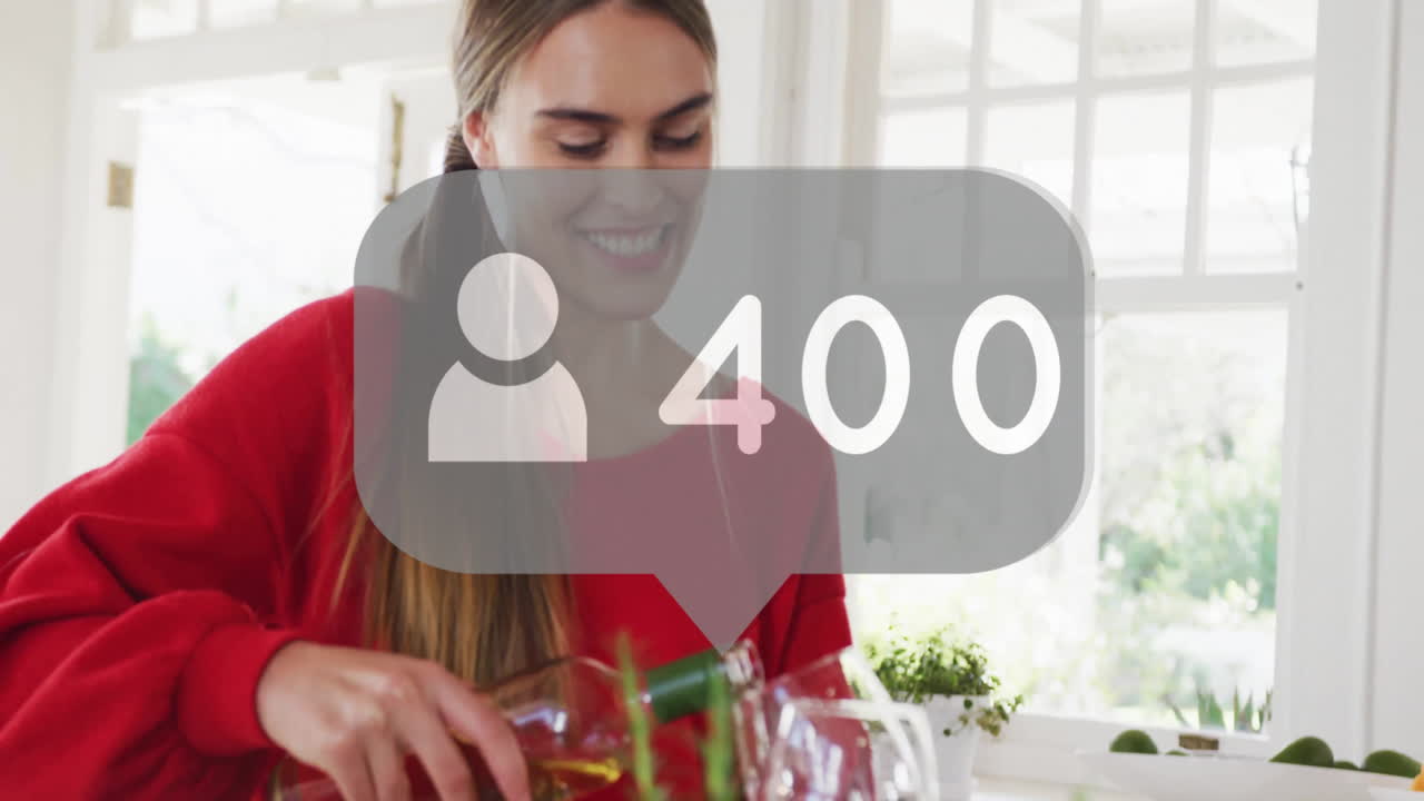 el número de seguidores de las redes sociales anima a una mujer que vierte una bebida en una habitación luminosa.