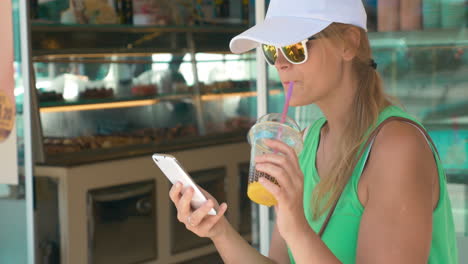 Frau-Benutzt-Telefon-An-Einem-Sommertag-Auf-Der-Straße