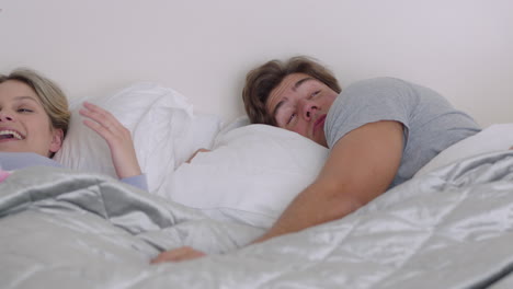 niños felices saltando en la cama despertando madre y padre disfrutando de una mañana lúdica con los niños en la mañana del fin de semana en casa imágenes de 4k