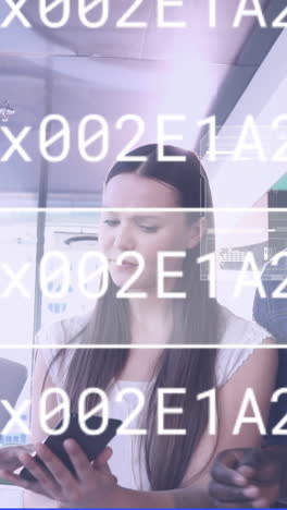 animación del procesamiento de datos en diversas personas de negocios que usan computadoras portátiles