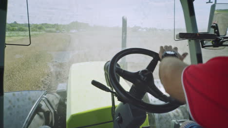 maquinaria agrícola. manos en el volante del tractor. conductor de tractor agrícola