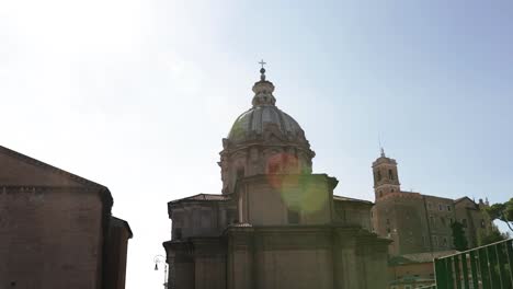 Toma-De-Mano-Para-Santa-María-En-La-Cúpula-De-Ara-Coeli-Vista-Desde-La-Zona-Del-Foro-Romano,-Roma