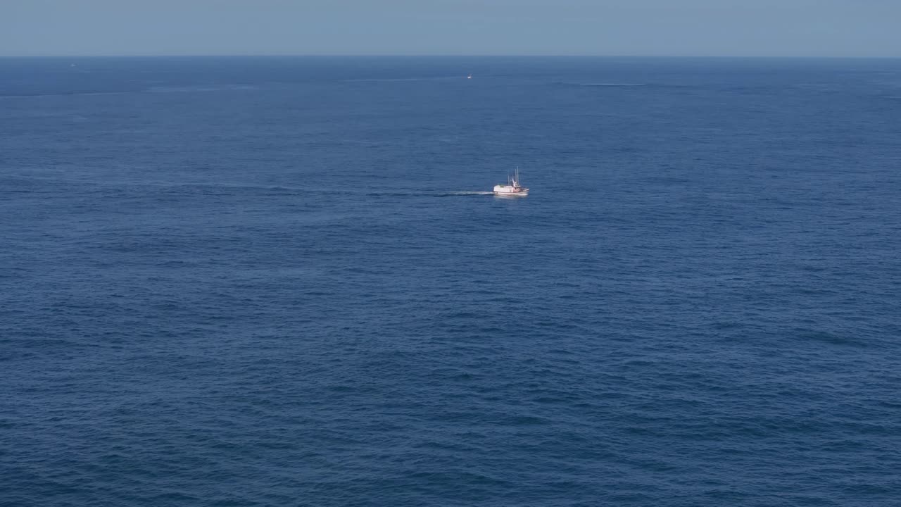 스페인 의 해안 도시 인 무기아 근처 의 해경 에서 항해 하는 배 들