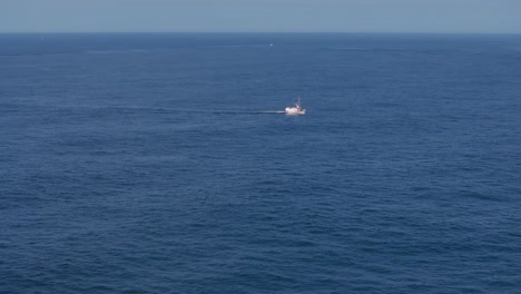 Barcos-Navegando-En-El-Paisaje-Marino-Cerca-De-La-Ciudad-Costera-De-Muxía-En-España.