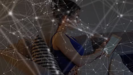 animación de redes de conexiones con iconos sobre la mujer usando tableta