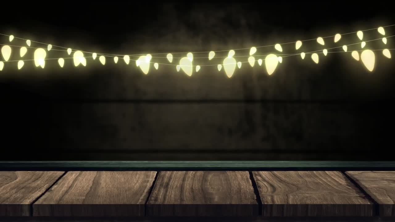 cadena brillante de luces de hadas en la pared de ladrillo