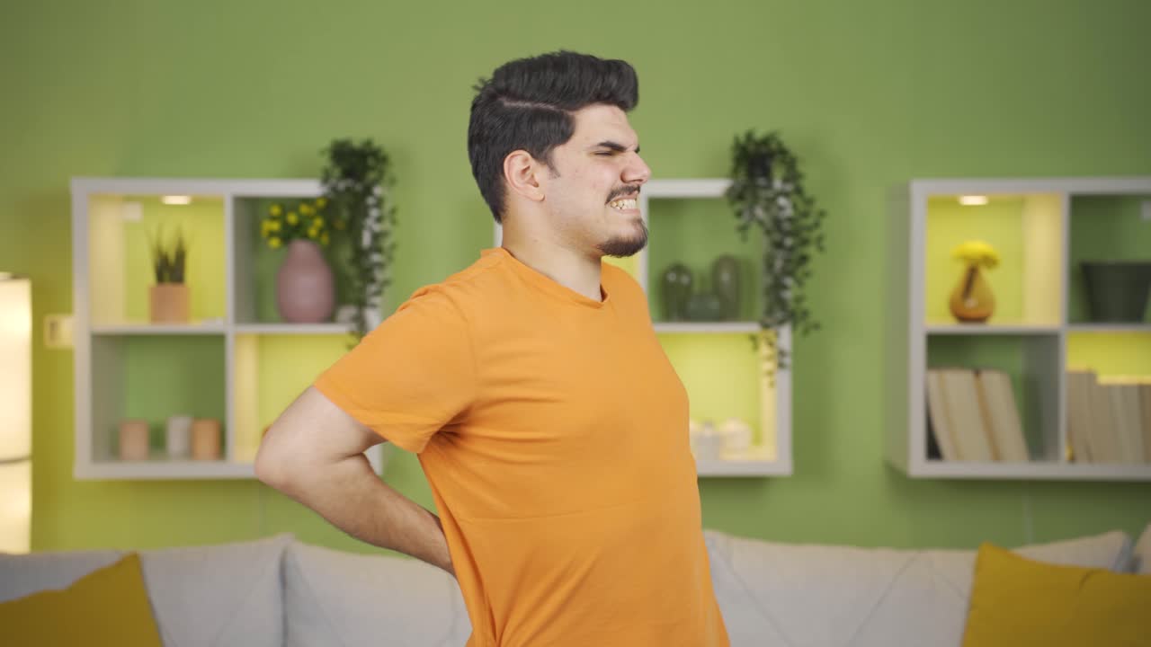 헤르니아, 목과 허리 통증, 집에서 허리 통증으로 고통받는 남자.