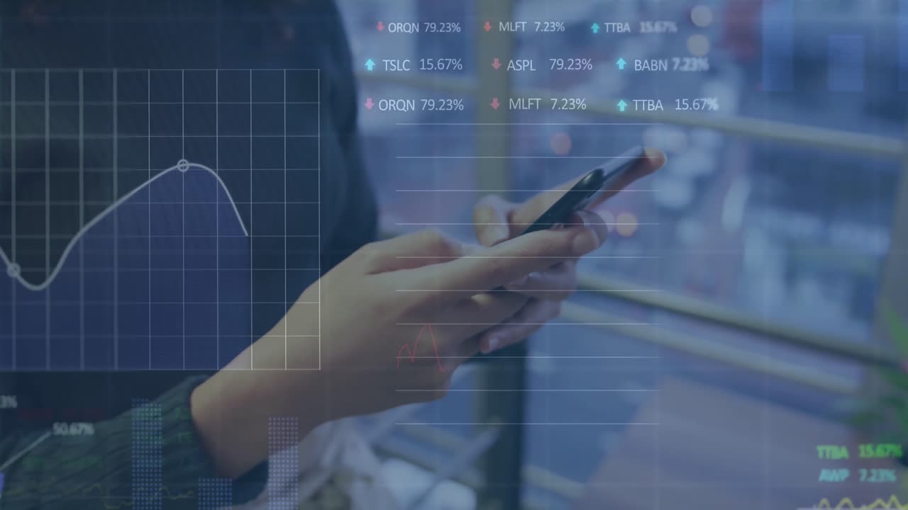 animación del procesamiento de datos del mercado de valores sobre la sección media de una mujer que utiliza un teléfono inteligente en la oficina