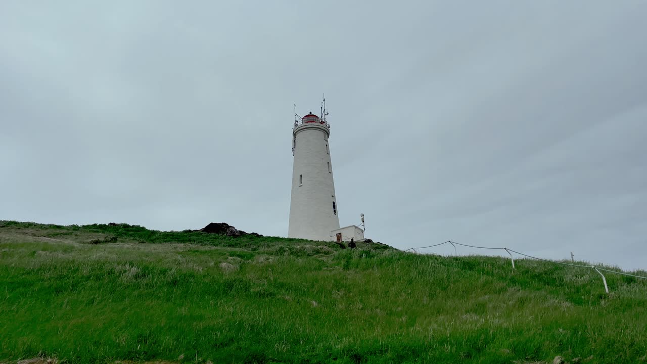 islandia - península de reykjanes: iluminando el camino - la importancia y la belleza del faro de reykyanesviti