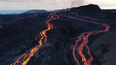 flujo de lava de un volcán