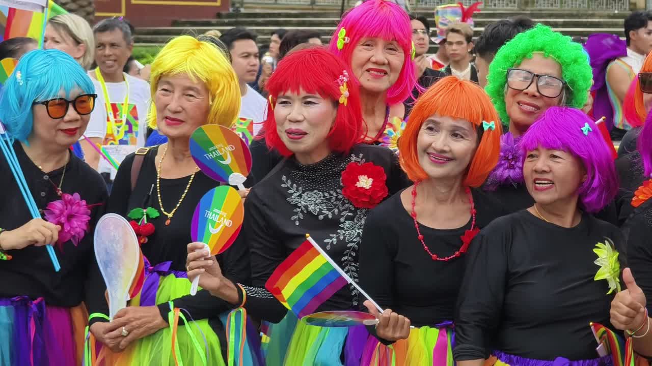 los ancianos celebran el orgullo en tailandia