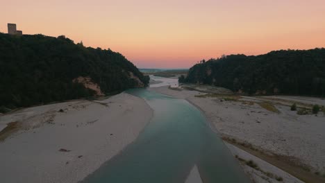 el último río natural de los alpes, el río tagliamento, con un amplio lecho fluvial en italia