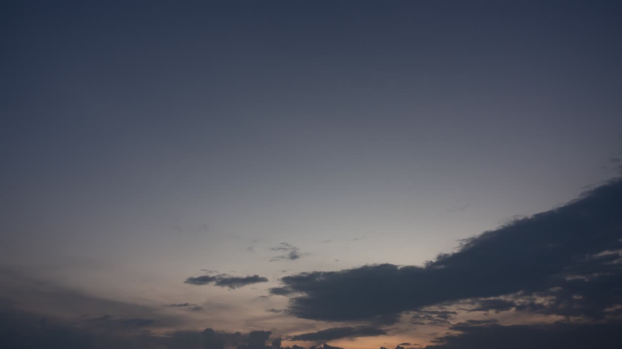 느린 동작 타임 스 4k 영상 로맨틱한 다채로운 해가 지는 하늘, 해가 지면, 분홍색 구름이 하늘에서 흐른다, 웅장한 여름 풍경, 아름다움의 세계를 탐험, 휴가 휴가에서 휴식을 취합니다.