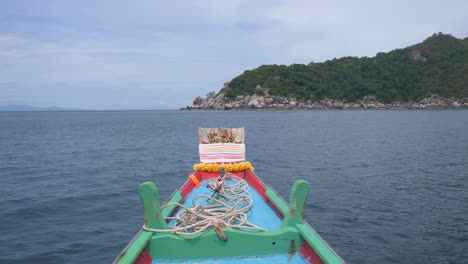 Vista-A-Bordo-Del-Bote-De-Cola-Larga-Tailandés-En-Movimiento,-Isla-De-Koh-Tao,-Tailandia