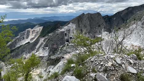 la mina de mármol de carrara. disparo de seguimiento