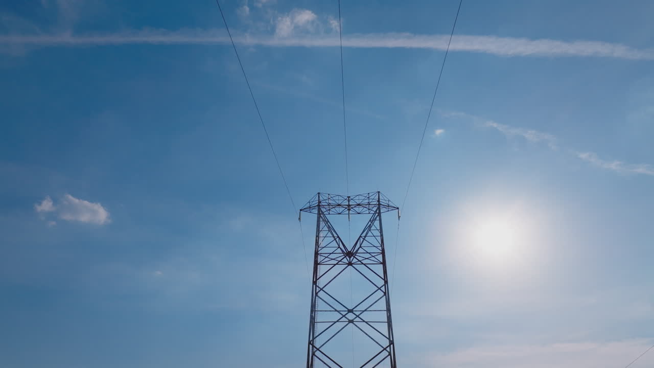파란 하늘을 배경으로 전력 송신 타워