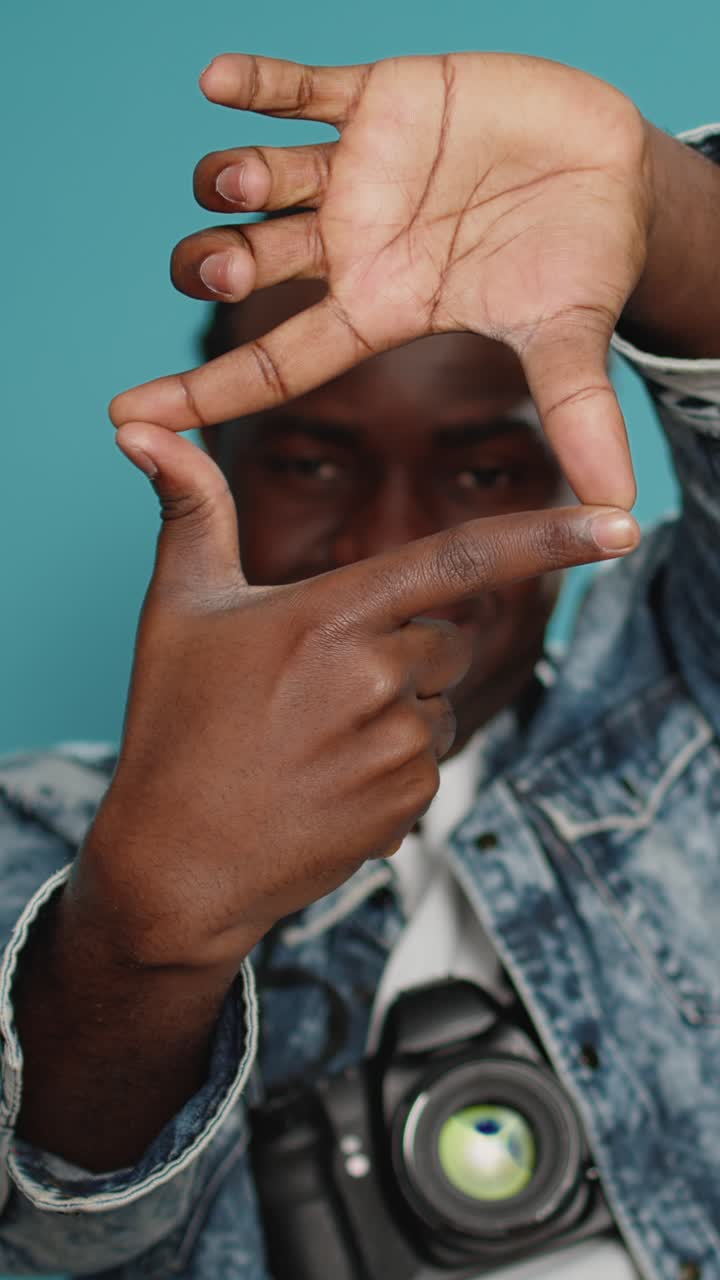 Fotografo che inquadra con le mani