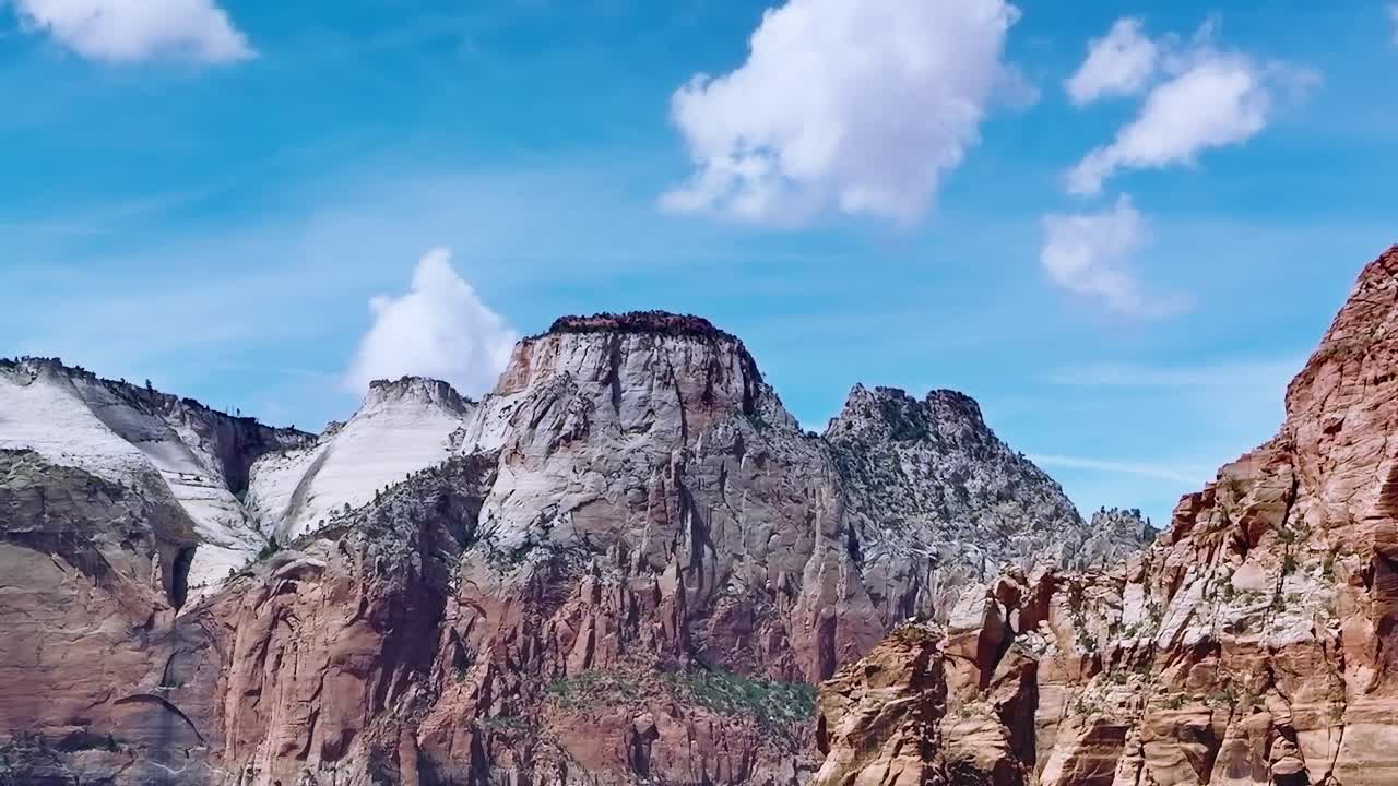 Paesaggio del Mojave con cime rocciose e cieli azzurri in California