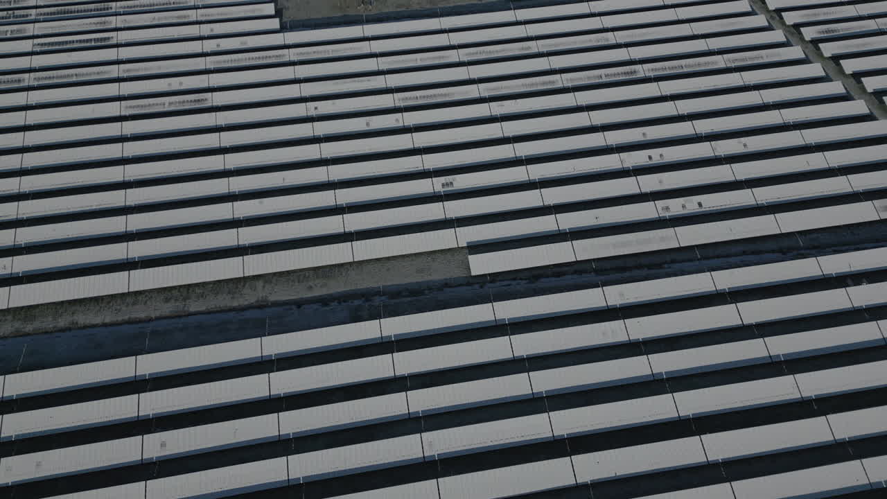 눈과 얼음으로 덮인 태양광 발전소의 태양 전지판, 드론 샷, 느린 전진