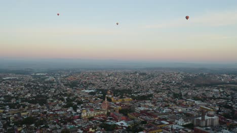 Aerial-View-of-San-Miguel-de-Allende,-Hot-Air-Balloons-during-Sunrise