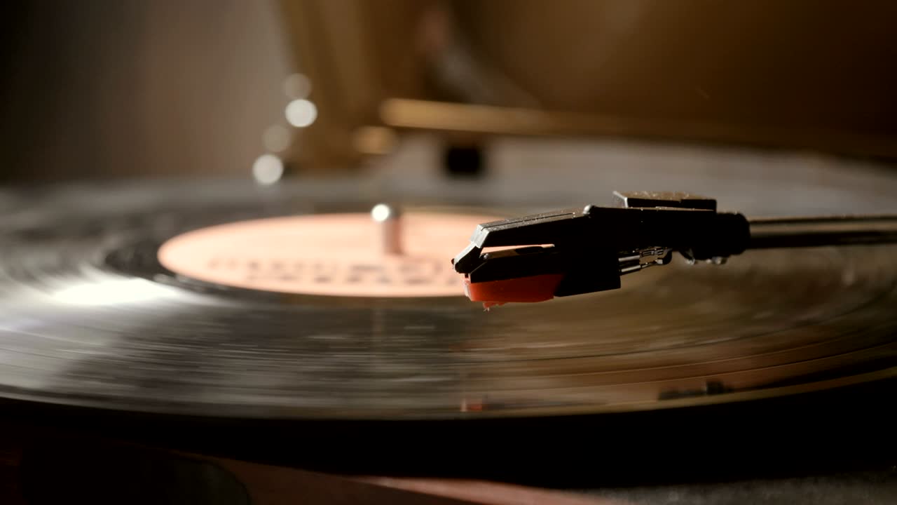 dj 턴테이블 레코드 플레이어에서 비닐 레코드의 클로즈업