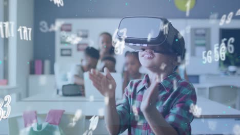 Animation-Der-Datenverarbeitung-über-Einem-Glücklichen-Gemischtrassigen-Schüler,-Der-Eine-VR-Headset-Klasse-Verwendet