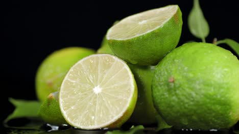 limas frescas y jugosas con hojas que giran lentamente.