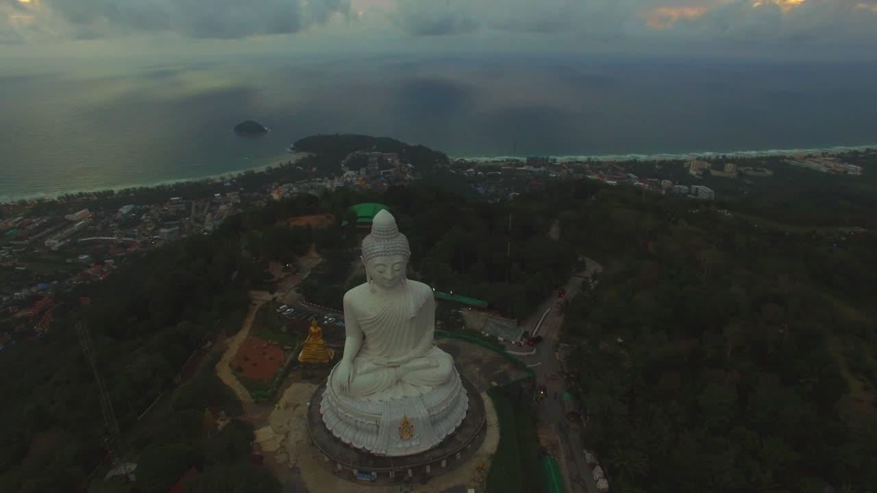 el gran buda en la cima de una colina en la isla de phuket